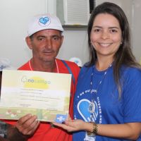 Toinho (Antônio Cirilo) recebe o certificado da da Coordenadora do Sebrae No Campo Luciana Oliveira