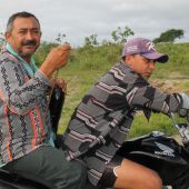 Eronildes Antônio com o filho José Diclecio utilizam a barragem para levar água ao gado de leite - Foto Fernando Augusto (Ascom-Cohidro)