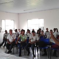 Estudantes do IFS e o professor Jaco Araujo assistem a palestra do Gerente Coelho