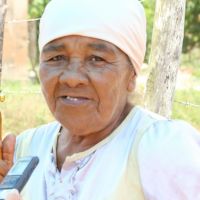Maria Beatriz diz que antes do sistema do 'Água para Todos', era necessário pegar água no rio ou no assentamento vizinho -Foto ASN