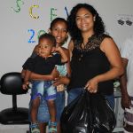 Assistida pelo Cras 1 recebe alimentos da coordenadora Mariele de Oliveira Santos - Foto Fernando Augusto (Ascom Cohidro)