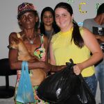 Cooperada da Coocamar recebe doação das mãos da diretora do Cras 2, Manoela Silva Messias Soares - Foto Fernando Augusto (Ascom Cohidro)