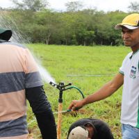 Estagiários aprendem a lidar com os sistemas de irrigação - Foto Fernando Augusto (Ascom Cohidro)