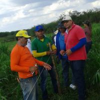 Roberto Ramos, os colegas técnicos e estagiários fazem prática de campo do Balde Cheio em lote do Califórnia - foto arquivo pessoal (11)