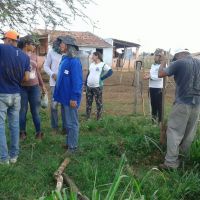 Roberto Ramos, os colegas técnicos e estagiários fazem prática de campo do Balde Cheio em lote do Califórnia - foto arquivo pessoal (11)