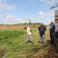Everaldo Mariano mostra ao presidente da Cohidro o investimento que fez no projeto do Balde Cheio - Foto Fernando Augusto (Ascom Cohidro)