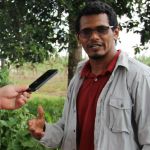 Professor Gustavo Hugo destacou aos alunos ser uma "grande oportunidade de ver uma agricultura 100% orgânica na região" - Foto: Isabela Menezes (Ascom/Cohidro)