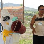 O modo correto de manipulação dos defensivos químicos foi exemplificado na prática aos agricultores (foto: Ascom/cohidro)