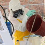 O modo correto de manipulação dos defensivos químicos foi exemplificado na prática aos agricultores (foto: Ascom/cohidro)